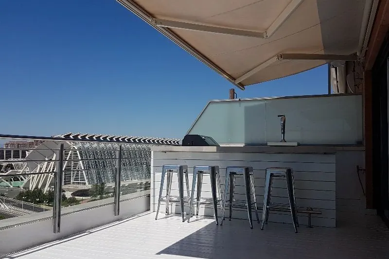 La barra de la terraza bajo el toldo extensible. Desde aquí se ven las cerchas del Umbracle y la Ciudad de las Artes y las Ciencias.